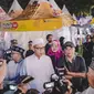 Pelaksana harian Bupati Jember, KH. MB. Firjaun Barlaman  memberikan keterangan pers kepada wartawan sesuai meninjau pasar Ramadhan (Istimewa)