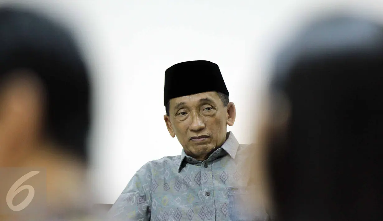 Terdakwa mantan Bupati Bangkalan Fuad Amin saat mendengarkan keterangan saksi di Pengadilan Tipikor, Jakarta, Kamis (18/6/2015). Agenda sidang tersebut mendengarkan keterangan 13 saksi.(Liputan6.com/Helmi Afandi)
