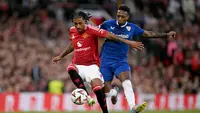 Bek Manchester United asal Prancis Leny Yoro (kiri) dan gelandang Athletic Bilbao asal Spanyol Alvaro Djalo (kanan) berebut bola selama pertandingan sepak bola leg kedua semifinal Liga Europa UEFA antara Manchester United dan Athletic Club Bilbao di stadion Old Trafford di Manchester, Inggris barat laut, pada 8 Mei 2025.Oli SCARFF / AFP