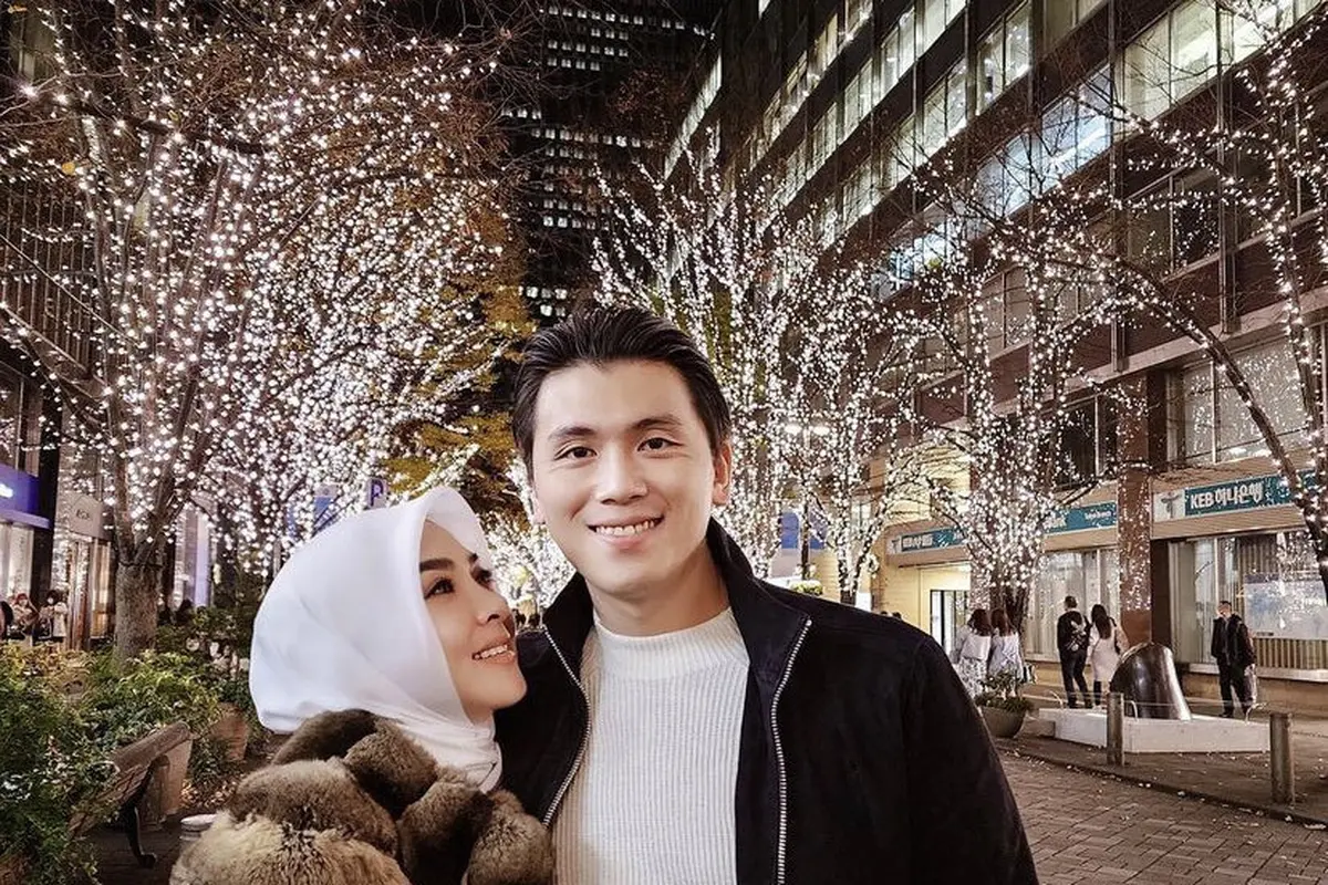 Gaya Kompak Syahrini dan Reino Barack Tahun Baruan di Jepang