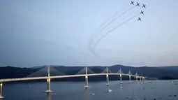 Pesawat-pesawat Angkatan Udara Kroasia terbang di atas Jembatan Peljesac yang baru dibangun di Komarna, Kroasia selatan, 26 Juli 2022. Kroasia menandai pembukaan kunci dan jembatan yang telah lama ditunggu-tunggu yang menghubungkan dua bagian dari garis pantai Laut Adriatik negara itu dengan melewati sebagian kecil wilayah Bosnia. (AP Photo)