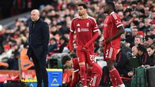 Arne Slot (kiri) bersiap-siap melakukan pergantian pemain saat Liverpool menghadapi Barnsley pada lanjutan Piala FA 2025/2026 di Anfield, Selasa (13/1/2026) dini hari WIB. (PETER POWELL / AFP)