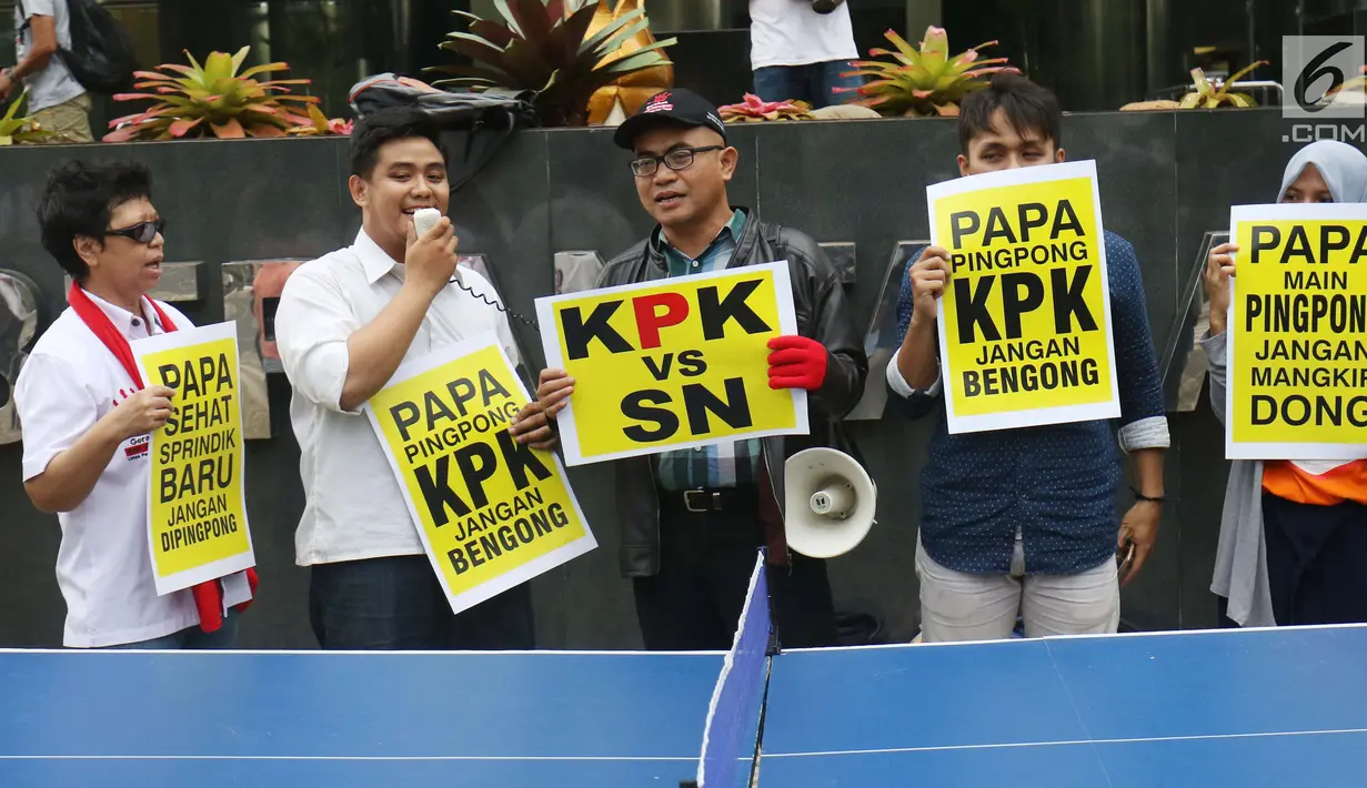Aktivis yang tergabung dalam Koalisi Save KPK menggelar orasi dan membawa poster saat melakukan aksi di depan gedung KPK, Jakarta, Rabu (18/10). Aksi ini juga mendesak KPK segera mengeluarkan sprindik baru. (Liputan6.com/Angga Yuniar)