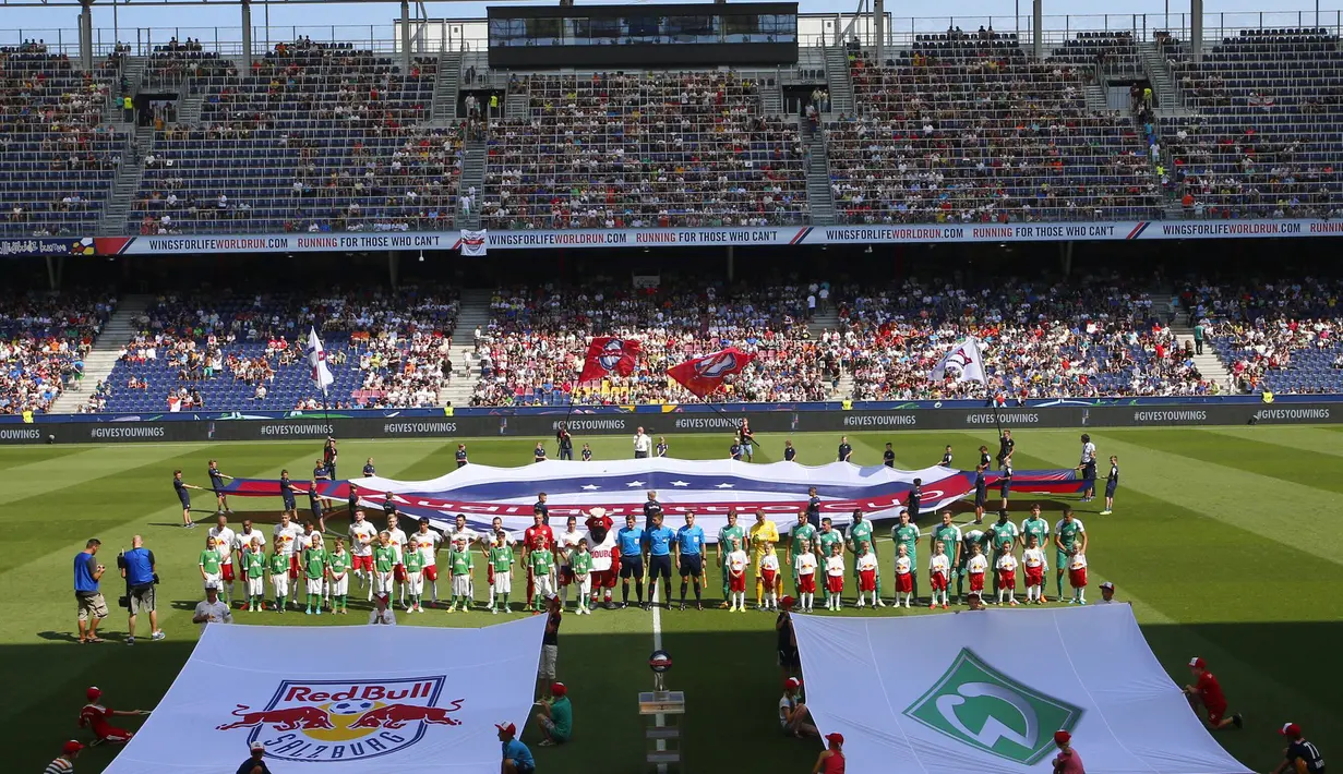 Suasana laga babak semifinal antara RB Salzburg melawan Werder Bremen di turnamen Audi Quattro Cup. (Bola.com/Reza Khomaini)