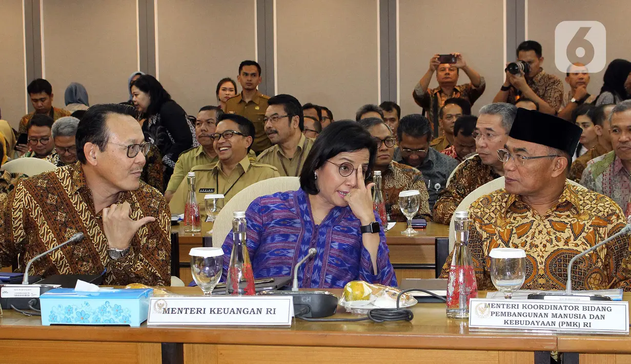 Menko PMK Muhadjir Effendy (kanan), Menkeu Sri Mulyani (tengah), dan Dirut BPJS Kesehatan Fahmi Idris saat rapat kerja gabungan bersama DPR di Kompleks Parlemen, Jakarta, Selasa (18/2/2020). Rapat di antaranya membahas kenaikan iuran BPJS Kesehatan. (Liputan6.com/Johan Tallo)
