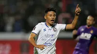 Pemain Arema FC, Irsyad Maulana merayakan gol yang dicetaknya ke gawang Persik Kediri melalui eksekusi penalti dalam lanjutan Grup D Piala Presiden 2022, Rabu (15/6/2022) malam WIB. (Bola.com/Arief Bagus)