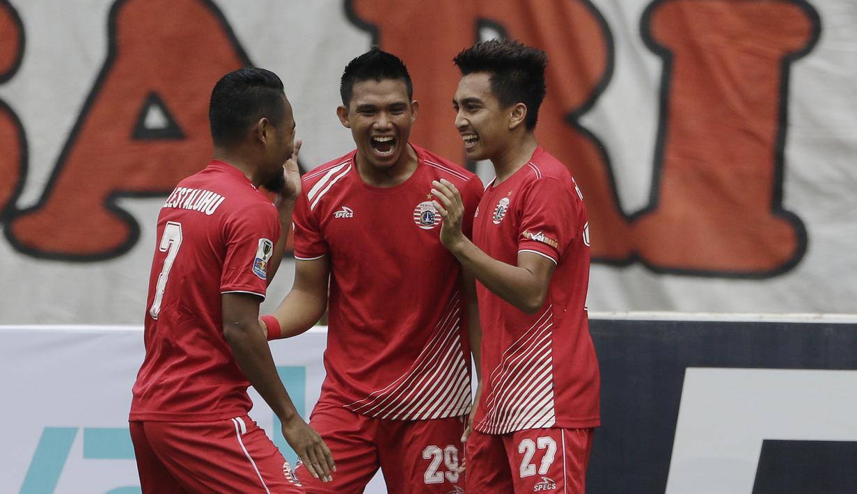 Para pemain Persija Jakarta merayakan gol yang dicetak Fitra Ridwan ke gawang TIRA Persikabo pada laga Piala Indonesia di Stadion Patriot, Bekasi, Kamis (21/2). Persija menang 2-0 atas TIRA Persikabo. (Bola.com/Yoppy Renato)