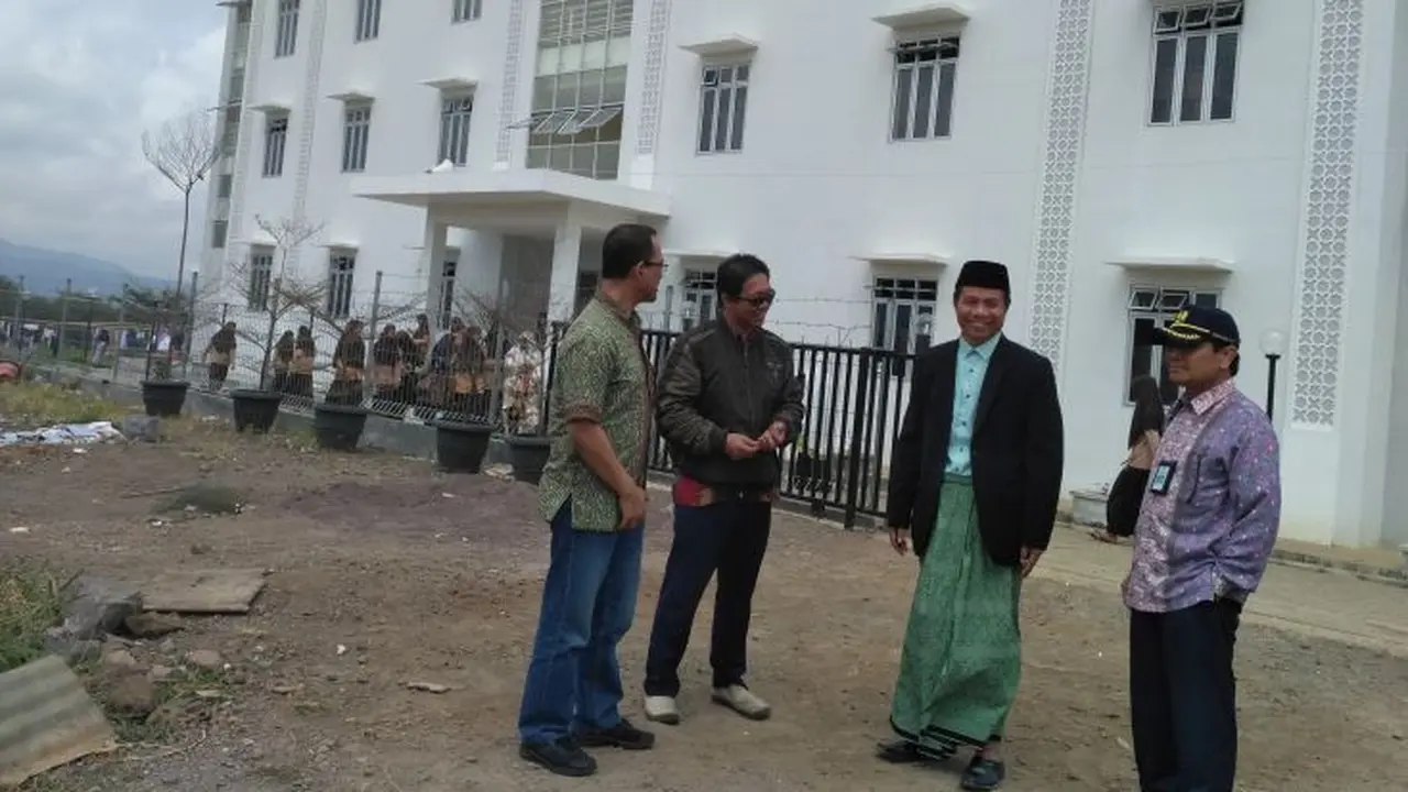 Kementerian PUPR memberikan bantuan rumah susun kepada Pondok Pesantren Manahijjul Huda di Kecamatan Salopa, Kabupaten Tasikmalaya, Jawa Barat. (Achmad/Liputan6.com)