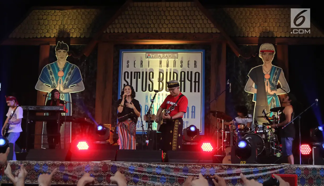 Andien saat berduet dengan Iwan Fals konser Situs Budaya: Nusa Tenggara Barat, Kerajaan Lombok & Bima di Panggung Kita, Depok Sabtu (3/3). Mereka membawakan lagu Seperti Matahari, Asmara dan Pancaroba dan  Barang Antik. (Liputan6.com/Arya Manggala) 