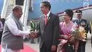 Presiden Joko Widodo bersalaman dengan Kepala Protokol Negara India, Sanjay Verma saat tiba di Pangkalan Udara Palam, New Delhi (25/1). Saat tiba Jokowi dan Ibu Iriana menerima karangan bunga. (Liputan6.com/Pool/Biro Pers Setpres)