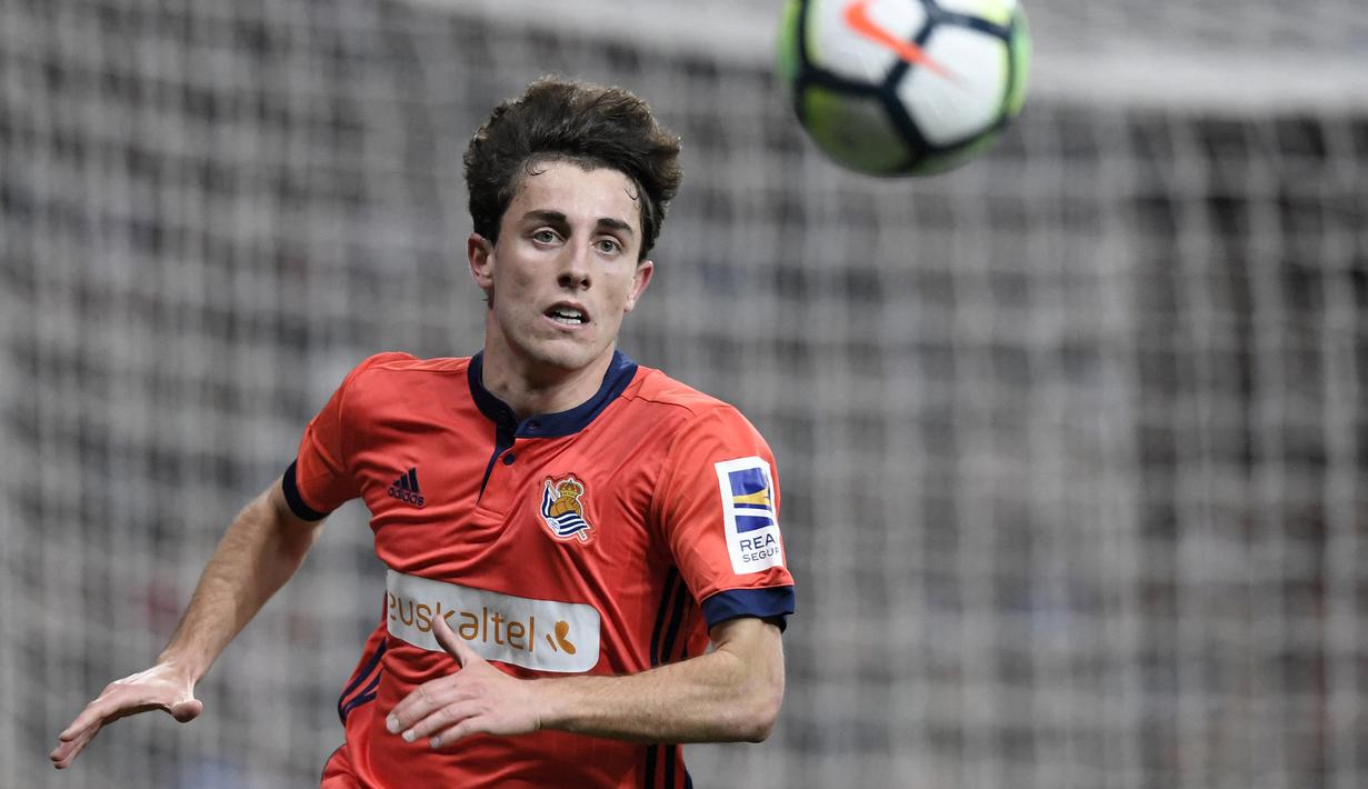 Alvaro Odriozola. Bek kanan jebolan Akademi Real Sociedad ini total 1,5 musim memperkuat Real Sociedad mulai tengah musim 2016/2017 dan tampil dalam 57 laga dengan torehan 1 gol dan 9 assist. Pada 2017/2018 ia dilepas ke Real Madrid dengan nilai 30 juta euro. (AFP/Gabriel Bouys)