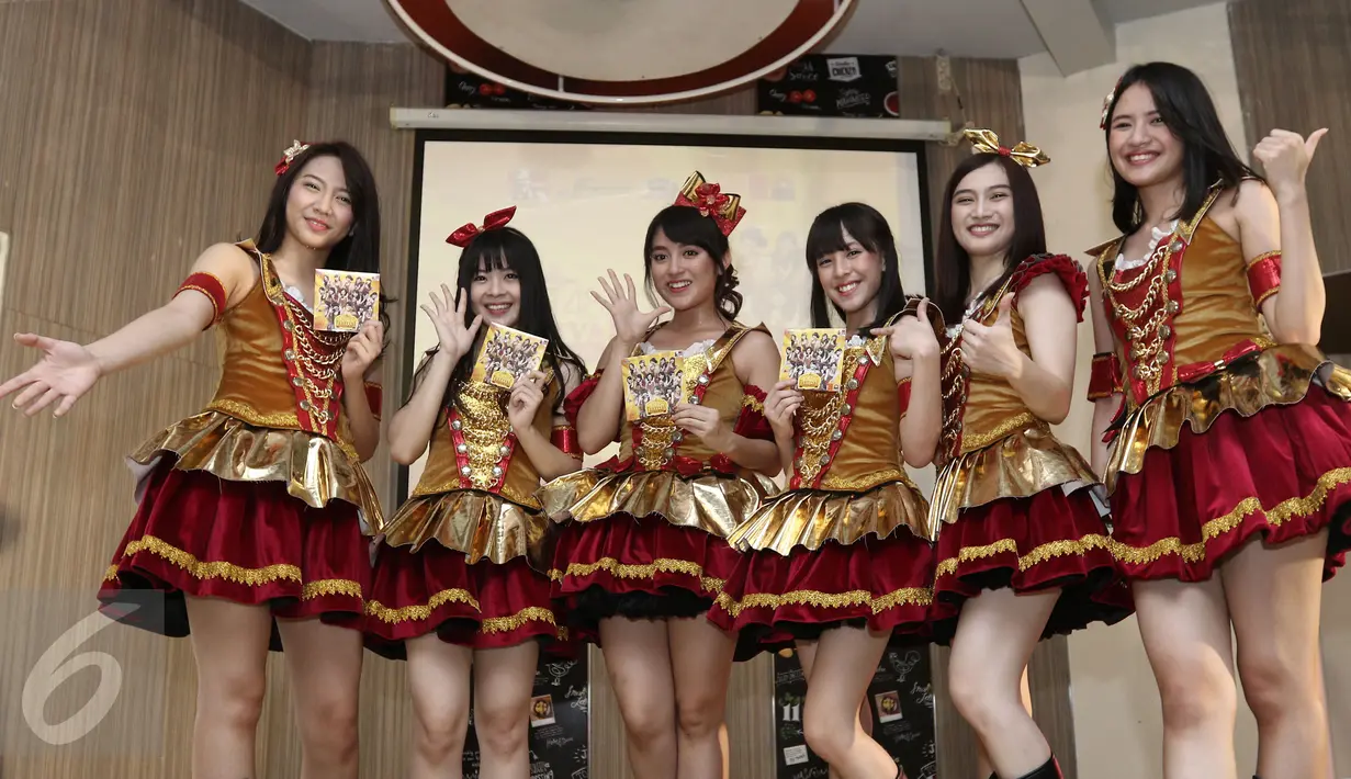 JKT48 berpose menunjukan albumnya seusai jumpa pres New Album Festival Greatest Hits JKT48 di kawasan Kemang, Jakarta, Rabu (22/2). JKT48 merilis album baru bertajuk "FESTIVAL GREATEST HITS" berisikan enam lagu baru. (Liputan6.com/Herman Zakharia)