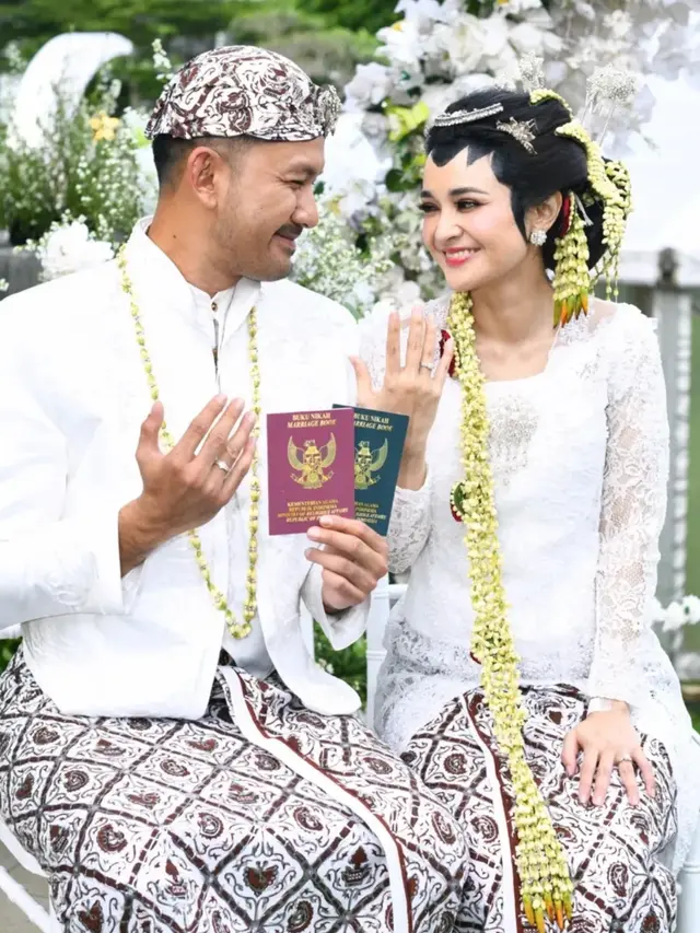 Michelle Ziudith Berperan sebagai Pengantin bersama Rio Dewanto pakai baju adat. [@michelleziu]