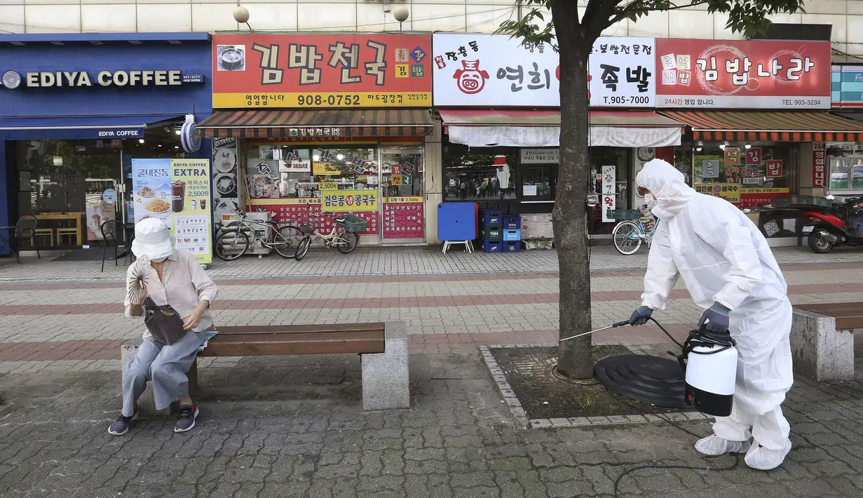 Pekerja mendisinfeksi jalan di Goyang, Korea Selatan, Selasa (25/8/2020). Korea Selatan menutup sekolah dan beralih kembali ke pembelajaran jarak jauh setelah memasuki hari ke-12 peningkatan berturut-turut dalam kasus COVID-19. (AP Photo/Ahn Young-joon)