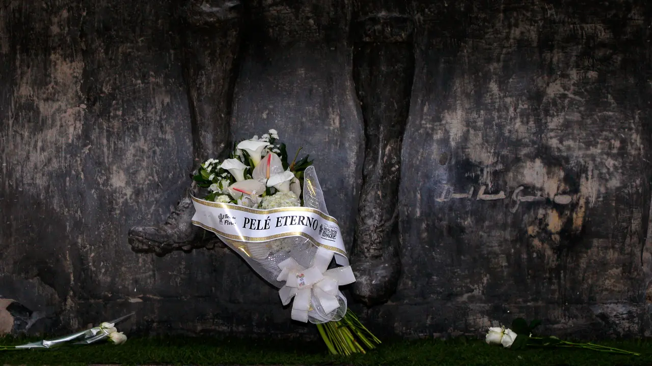 Penghormatan untuk Mendiang Legenda Sepak Bola Brasil Pele