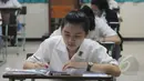 Siswi saat mengerjakan Ujian Nasional  secara Manual di SMA Santa Ursula , Jakarta, Senin (13/4/2015). Mulai hari ini SMA/SMK sederajat menjalani Ujian Nasional 2015 baik secara online maupun Manual. (Liputan6.com/Herman Zakharia)