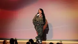 Malam puncak Grammy Awards 2026 penuh kejutan. Tampak dalam foto, penyanyi sekaligus penulis lagu asal Inggris, Lola Young menerima penghargaan untuk Penyanyi Pop Terbaik di atas panggung Penghargaan GRAMMY ke-68 di Crypto.com Arena, Los Angeles, California, pada 1 Februari 2026. (KEVIN WINTER/GETTY IMAGES NORTH AMERICA/Getty Images via AFP)