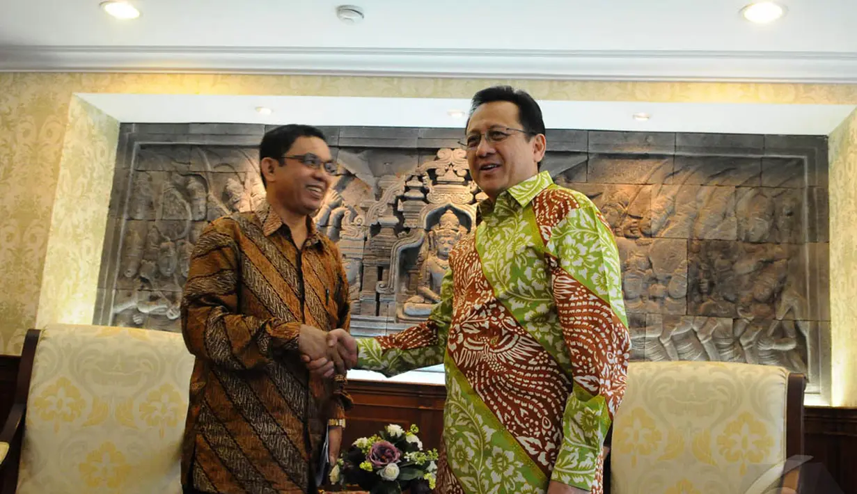 Ketua DPD Irman Gusman dan Ketua Umum Badan Musyawarah Antar Gereja nasional, Saur Hasugian (kiri) saat berjabat tangan, Jakarta, Senin (22/12/2014).(Liputan6.com/Andrian M Tunay)