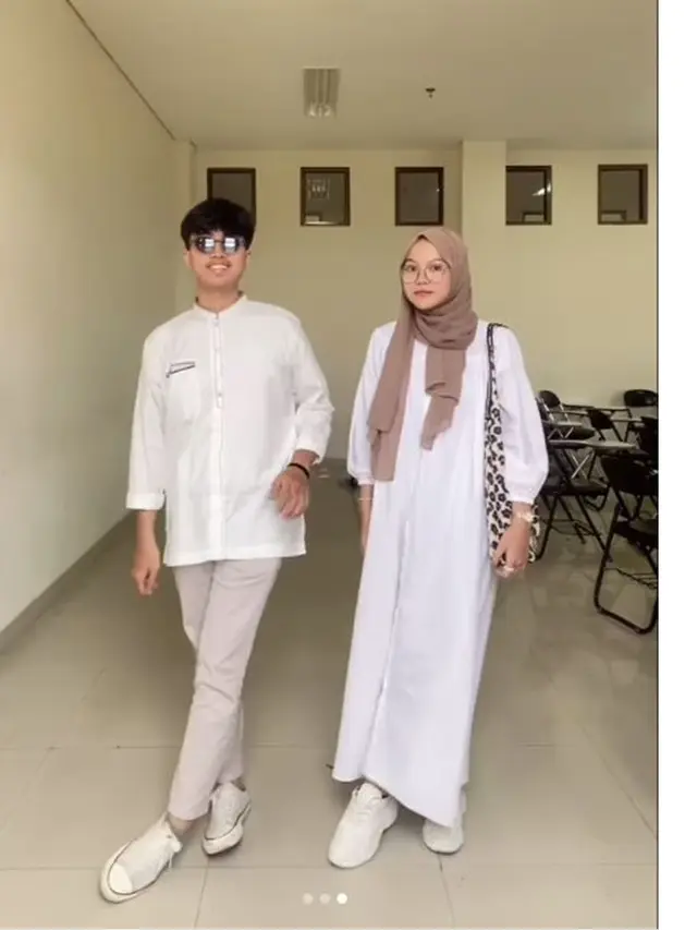 Pasangan Kekasih Ini Sering Pakai Baju Couple ke Kampus, 6 Potretnya Serasi Banget