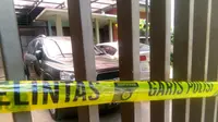 Garis polisi terpasang di pagar rumah Korban Pembantaian di Tangerang. (Liputan6.com/Pramita Tristiawati)