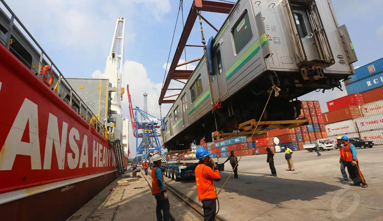 40 unit kereta commuter line asal Jepang diantaranya telah tiba di Pelabuhan Tanjung Priok, Jakarta, Sabtu (12/7/14) (Liputan6.com/Faizal Fanani)