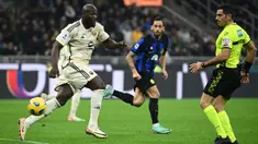 Pemain AS Roma, Romelu Lukaku (kiri) berusaha mengontrol bola saat pertandingan pekan ke-10 Liga Italia 2023/2024 melawan Inter Milan yang berlangsung di San Siro Stadium, Milan, Minggu (29/10/2023). (AFP/Isabella Bonotto)