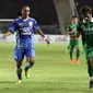 Gelandang Persib Bandung Hariono (biru) (Liputan6.com / Helmi Fithriansyah)