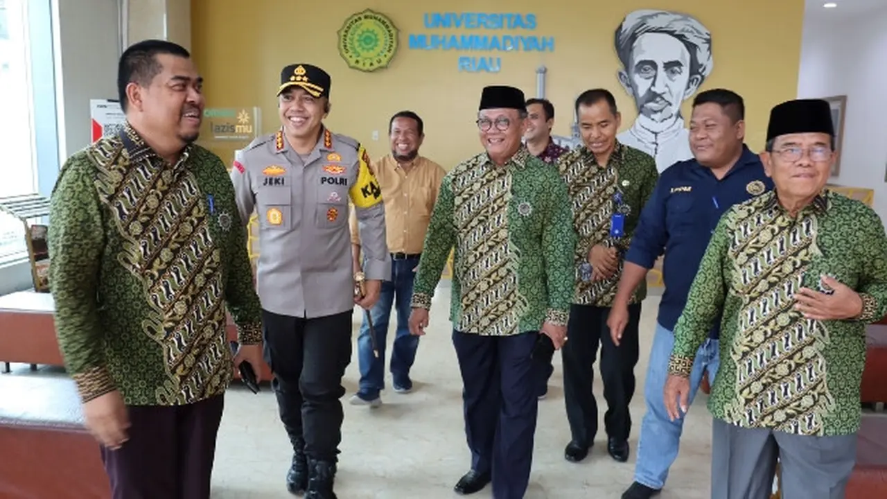 Kepala Polresta Pekanbaru Komisaris Besar Jeki Rahmat Mustika bersama Pimpinan Muhammadiyah Riau saat berkunjung ke Universitas Muhammadiyah Riau.