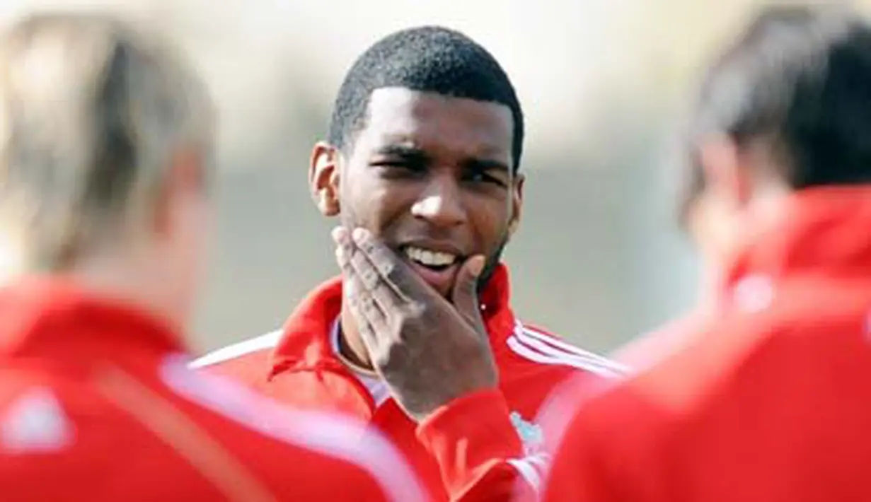 Striker Liverpool, Ryan Babel (tengah) di sesi latihan yang berlangsung di Melwood Training Ground, Liverpool, 15 September 2009 jelang laga Liga Champions lawan Debrechen di Anfield. AFP PHOTO/PAUL ELLIS 