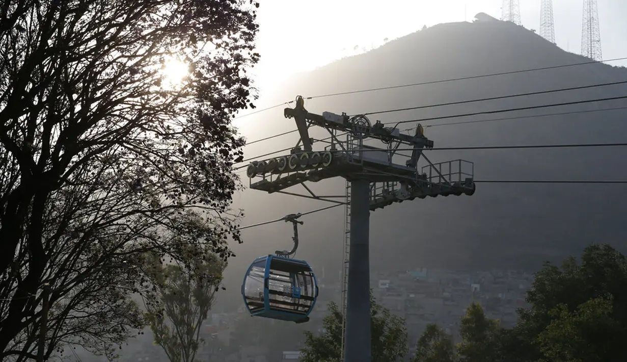 Sebuah gondola kosong dijalankan di sepanjang garis selama pengujian sebelum peresmian sistem angkutan umum udara baru yang disebut Cablebus di stasiun Revolucion Campos, utara Mexico City, Meksiko, Kamis (4/3/2021). (AP Photo/Rebecca Blackwell)