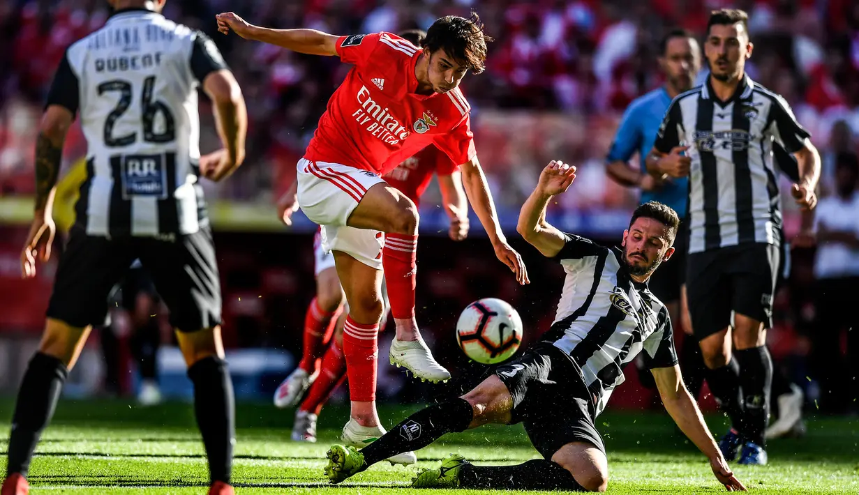 Gelandang Benfica Joao Felix berusaha melewati dua pemain Portimonense selama pertandingan Liga Portugal di stadion Luz, Lisbon pada 4 Mei 2019. Menurut Presiden Benfica Luis Felipe Viera, Joao Felix salah satu talenta terbaik Portugal setelah Cristiano Ronaldo. (AFP Photo/Patricia De Melo Moreira)