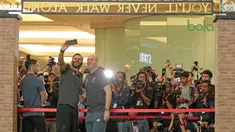 Legenda Liverpool,  Patrik Berger, Gary McAllister melakukan foto selfie saat hadir pada acara LFC World di Mal Taman Angrek, Jakarta (08/03/2018). (Bola.com/Nick Hanoatubun)