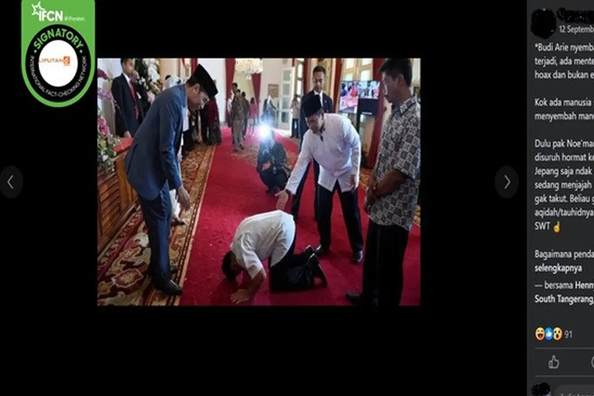 Gambar tangkapan layar foto yang diklaim Menkominfo Budi Arie Setiadi bersujud dan menyembah Presiden Jokowi. (sumber: Facebook)