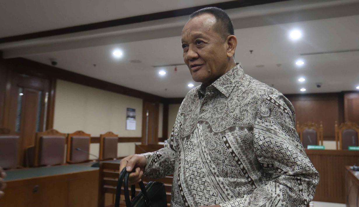 Setelah sempat mendapatkan pembebasan bersyarat pada tahun 2025, ia kembali ditahan oleh Komisi Pemberantasan Korupsi (KPK) dalam proses kasus dugaan gratifikasi dan TPPU hingga akhirnya divonis hari ini. Tampak dalam foto, terdakwa kasus dugaan gratifikasi dan Tindak Pidana Pencucian Uang (TPPU) yang juga mantan Sekretaris Mahkamah Agung (MA), Nurhadi, usai mengikuti sidang pembacaan putusan di Pengadilan Tindak Pidana Korupsi (Tipikor) Jakarta, Rabu (1/4/2026). (Kapanlagi.com/Budy Susanto)