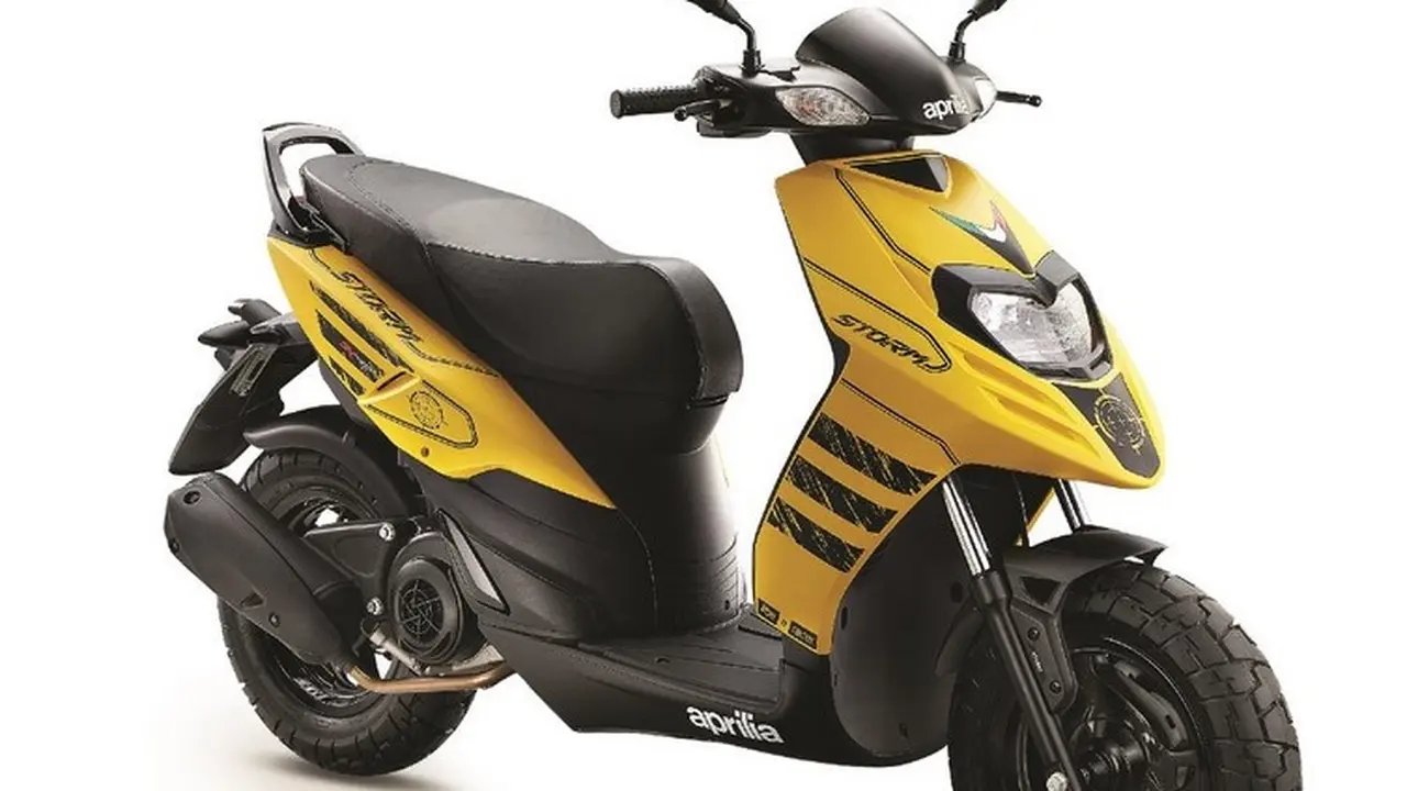 Berada di bawah naungan Piaggio India,  Aprilia secara resmi meluncurkan skuter matik (skutik) bernama Storm.