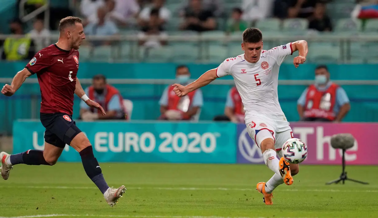 Tiga menit sebelum habis waktu normal pertama, Republik Ceska justru kebobolan gol kedua. Diawalo crossing manis Joakim Maehle (kanan). (Foto: AP/Pool/Darko Vojinovic)