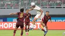 Pemain Timnas Indonesia, Mitchell Baker, menyundul bola ke gawang Kamboja pada laga Grup A Piala AFF 2026 di Stadion Pakansari, Bogor, Senin (27/7/2026) malam. Sundulan pada menit ke-56 tersebut berbuah gol ketiganya sekaligus melengkapi hattrick dalam laga debutnya bersama Skuad Garuda yang berakhir dengan kemenangan 5-1 atas Kamboja. (Kapanlagi.com/Budy Santoso)
