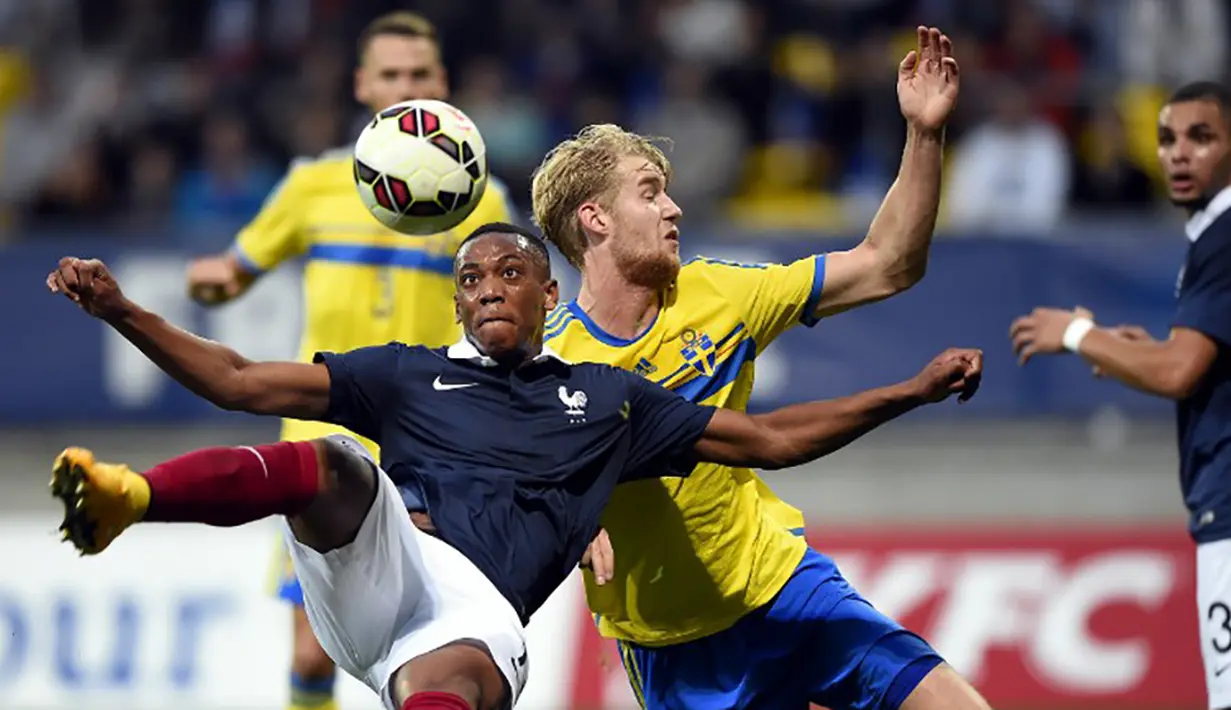 Anthony Martial salto saat pertandingan penyisihan Piala Eropa 2015 U-21 melawan Swedia di Le Mans, Prancis, Jumat (10/10/2015). Martial merupakan andalan bagi timnas Prancis U-21. (AFP Photo/Franck Fife)