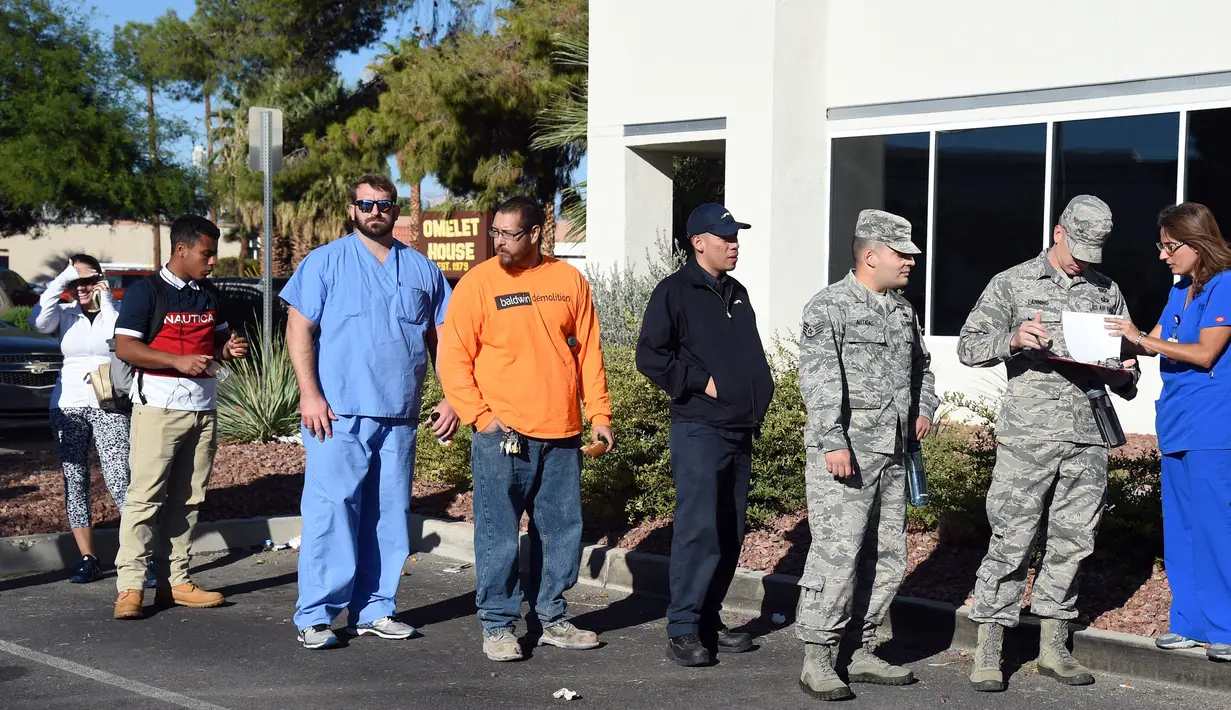 Antrean sejumlah orang untuk donor darah bagi korban luka penembakan Las Vegas di luar bank darah United Blood Service, Nevada, Selasa (3/10). Para pendonor rela mengantre selama berjam-jam untuk menyumbangkan darah mereka. (Ethan Miller/Getty Images/AFP)