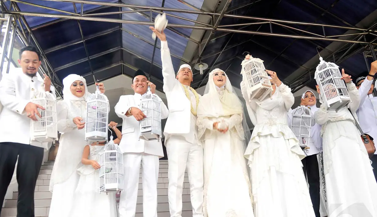 Usai menjalani akad nikah, Nuri Maulida dan sang suami melakukan seremonial melepas burung dara di halaman Masjid Al-Ittihaad, Jakarta, Minggu (9/11/2014). (Liputan6.com/Panji Diksana)