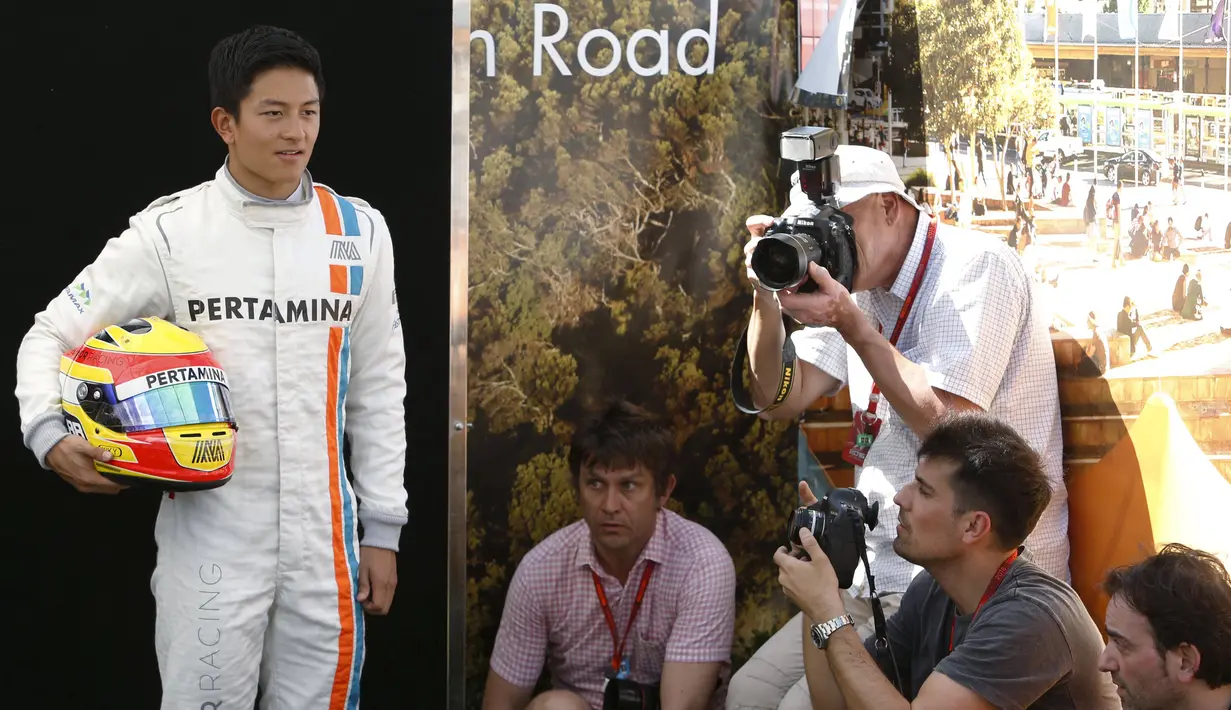 Pembalap F1 tim Manor Racing, Rio Haryanto saat berjalan menuju sesi pemotretan driver sebelum persiapan Australian Formula One Grand Prix di Melbourne, (17/3). GP Australia juga akan menjadi sesi pembuka musim balap 2016. (REUTERS / Jason Reed)