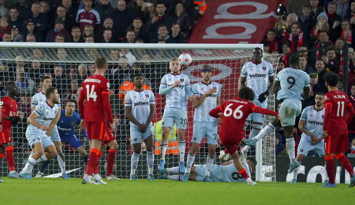 Pemain Liverpool Trent Alexander-Arnold (kelima kanan) menendang bola untuk mencetak gol ke gawang West Ham United pada pertandingan sepak bola Liga Inggris di Stadion Anfield, Liverpool, Inggris, 5 Maret 2022. Liverpool menang 1-0. (AP Photo/Jon Super)