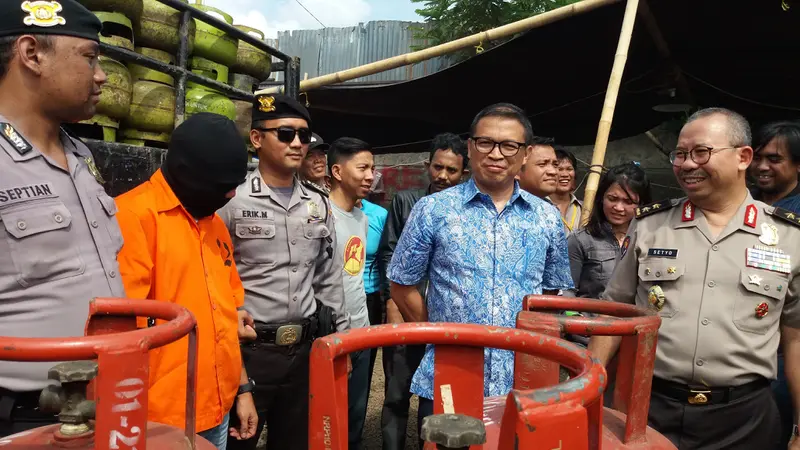 Bareskrim Polri menggerebek pabrik yang diduga dijadikan tempat pengoplosan gas di wilayah Tangerang. (Liputan6.com/Hanz Salim)