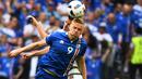 Kolbeinn Sigthorsson menciptakan satu peluang dan memenangi 67% duel udara saat Islandia bermain imbang 1-1 melawan Hungaria, (18/6/2016). (AFP/Anne-Christine Poujoulat)