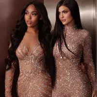 Mereka pun kompak mengenakan gaun bernuansa glitter dalam peluncuran make-up hasil kolaborasi mereka. (dok. Instagram @kyliejenner/https://www.instagram.com/p/BnuEpZ8BwWi/Esther Novita Inochi)