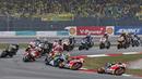 Persaingan ketat terjadi sejak start dimulai di MotoGP Malaysia 2015 yang digelar di Sirkuit Sepang, Malaysia, Minggu (25/10/2015). (Reuters/Olivia Harris)