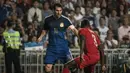 Striker Argentina, Lionel Messi berusaha melewati penjagaan pemain Timnas Hong Kong, Agbo Wisdom Fofo pada laga persahabatan internasional di Hong Kong Stadium, Hong Kong (14/10/2014). (AFP/Anthony Wallace)