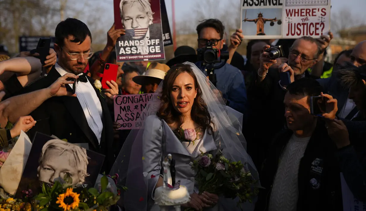 Stella Moris berbicara kepada media dan pendukung usai memotong kue pengantin setelah menikah dengan Pendiri WikiLeaks Julian Assange pada layanan pernikahan kecil yang diadakan dalam penjara keamanan tinggi Belmarsh, London, Inggris, 23 Maret 2022. (AP Photo/Matt Dunham)