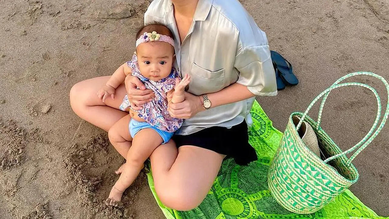 Dhea Ananda bersama putrinya Sanne El Azhar. (Foto: Instagram/dea_ananda)