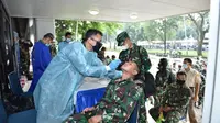 Personel militer dan PNS TNI AL yang berdinas di Markas Besar Angkatan Laut atau Mabesal, melaksanakan swab antigen, Senin (17/5/2021). (Foto: Dinas Penerangan Angkatan Laut).